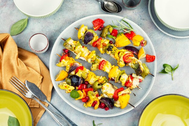 Dania na stole z kolorowymi dodatkami